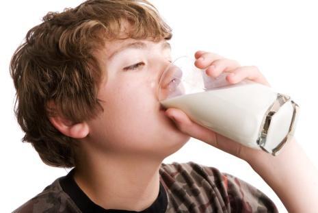Verbos Pronominales Consumo total Conceptos básicos David bebió la leche. David se bebió la leche.
