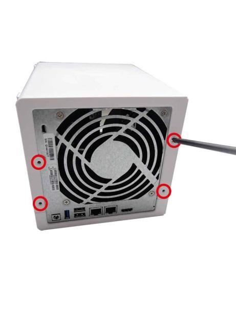 Desconecte el adaptador de corriente, el o los cables de red, y todos los demás conectores o cables