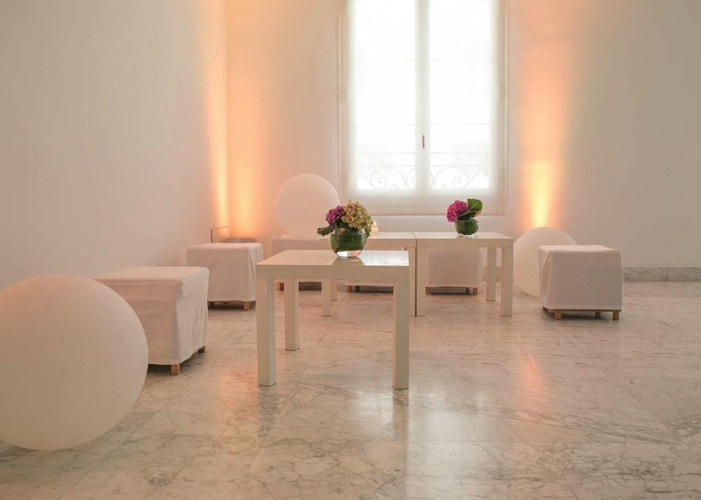 MOBILIARIO En Palacio Neptuno, tienes incluido el mobiliario y menaje necesario para el servicio de tu boda dentro del menú (bien sea un formato de gala sentados o