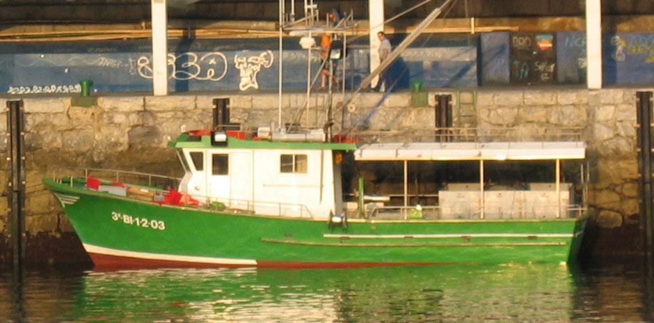 costes de mantenimiento (número de tripulantes, seguros, consumo, etc) Pesquerías de alto valor como la de los túnidos tropicales pueden mantener barcos e inversiones con artes de pesca de alto coste