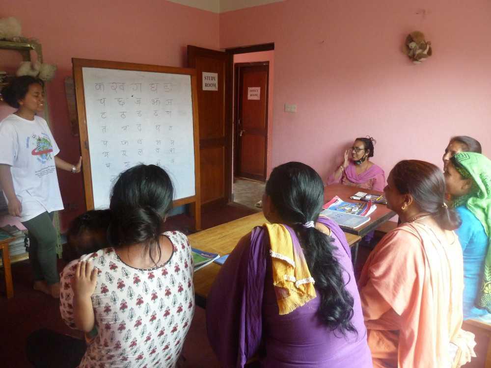 Quieres apadrinar un proyecto de alfabetización para las mujeres en Nepal?