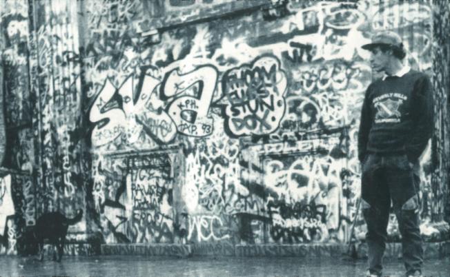 dueño del inmueble. Denominación de origen italiano (graffiti, graffire) aplicada en la actualidad a inscripciones, rayados y dibujos, trazados informalmente en los muros.