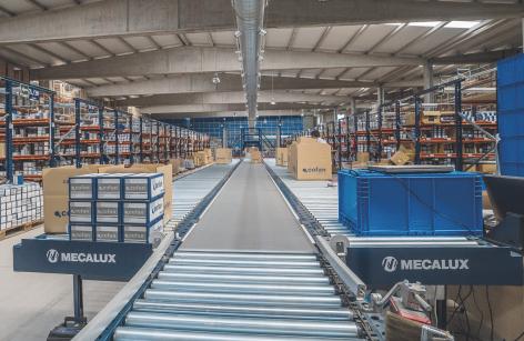 Mecalux ha suministrado todos los sistemas de almacenaje de la instalación (incluido un almacén automático miniload) y un completo circuito de transportadores con