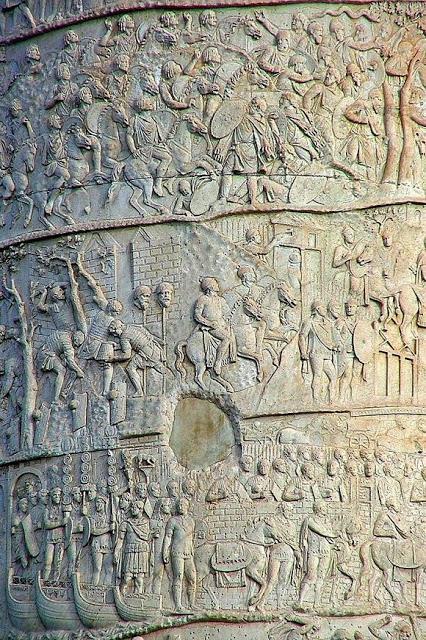 Columna Trajana: relieves que ascienden de forma continua, en espiral. Narran las guerras contra los dacios. Es una columna cilíndrica de mármol de Carraca de 30 metros de altura. 155 escenas.