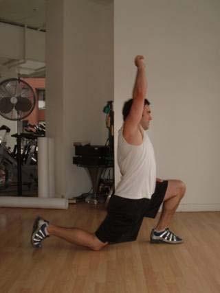 Descripción de ejercicios Estiramiento Estatico Psoas Stretch Póngase de rodillas sobre su rodilla derecha y coloque su pie izquierdo a 1-2 pies de distancia de su rodilla derecha.