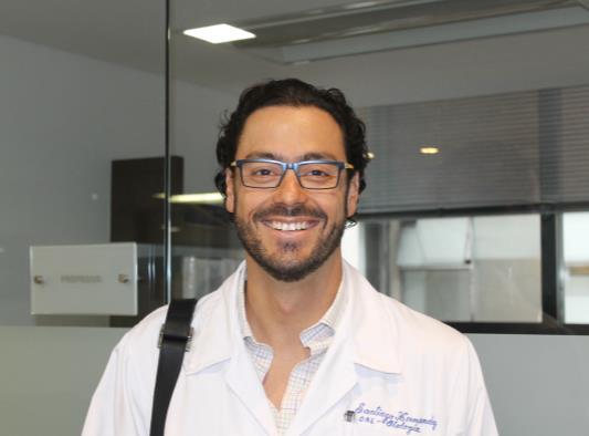 SANTIAGO HERNANDEZ, MD Médico cirujano de la Universidad de la Sabana, énfasis en Medicina Familiar con diploma otorgado por la misma universidad.