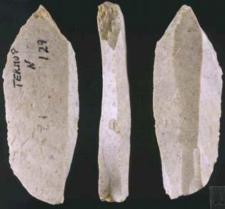 Se diferencian 18 tipos en el Paleolítico Superior (figs. 27 y 28). 1 2 3 4 Fig. 27 Algunos tipos de buriles. 1. De ángulo sobre rotura; 2. Sobre truncadura, mostrando el golpe de buril ; 3.