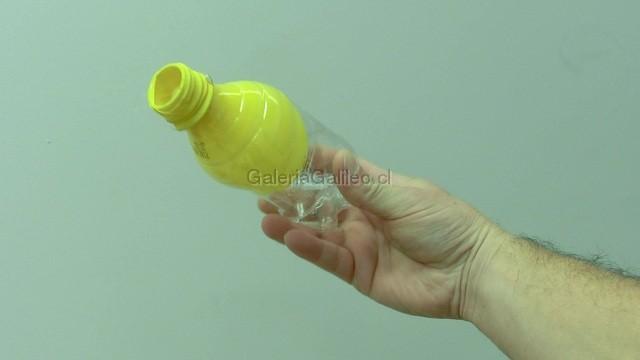 Actividad: El globo dentro de la botella El globo que se muestra en la imagen está inflado en el interior de una botella, con su boca abierta y estirada sobre el gollete.