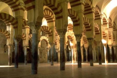 COMENTARIO DE IMÁGENES: LA MEZQUITA DE CÓRDOBA La mezquita de Córdoba es una obra capital de la historia de la arquitectura ( ) Se trata de una obra de gran trascendencia en el estudio del arte