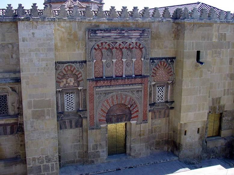 Los MUROS son, casi sin excepción, muy macizos y con pocos vanos. En la mezquita de Córdoba el muro aparece reforzados con contrafuertes existiendo 19 portadas de acceso.