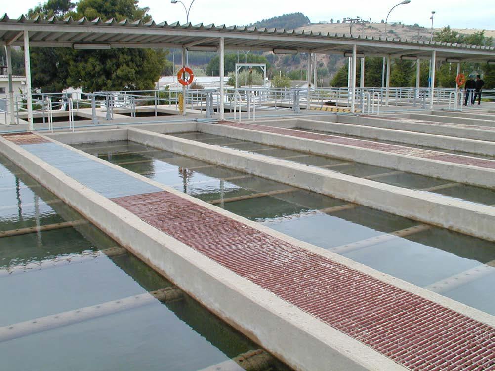 Filtración Luego el agua pasa por un sistema de filtros donde se retienen las partículas en suspensión que no han