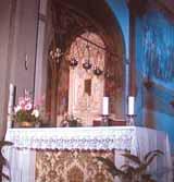Está representado el primer Milagro de 1230 en el que el sacerdote Uguccione lleva la Sangre en procesión Reliquia de las gotas de vino