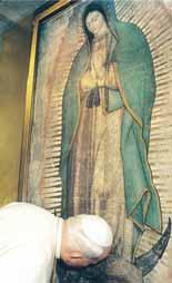 El cinturón es signo de estado de gestación de la Virgen. Se encuentra sobre el vientre.