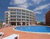 Hotel Calypso 4* 24 EUR all inclusive Localizare: este situat in partea de sud a statiunii Suuny Beach, la 100 de metri de plaja, fiind inconjurat de dune de nisip Facilitati: piscina, restaurant cu