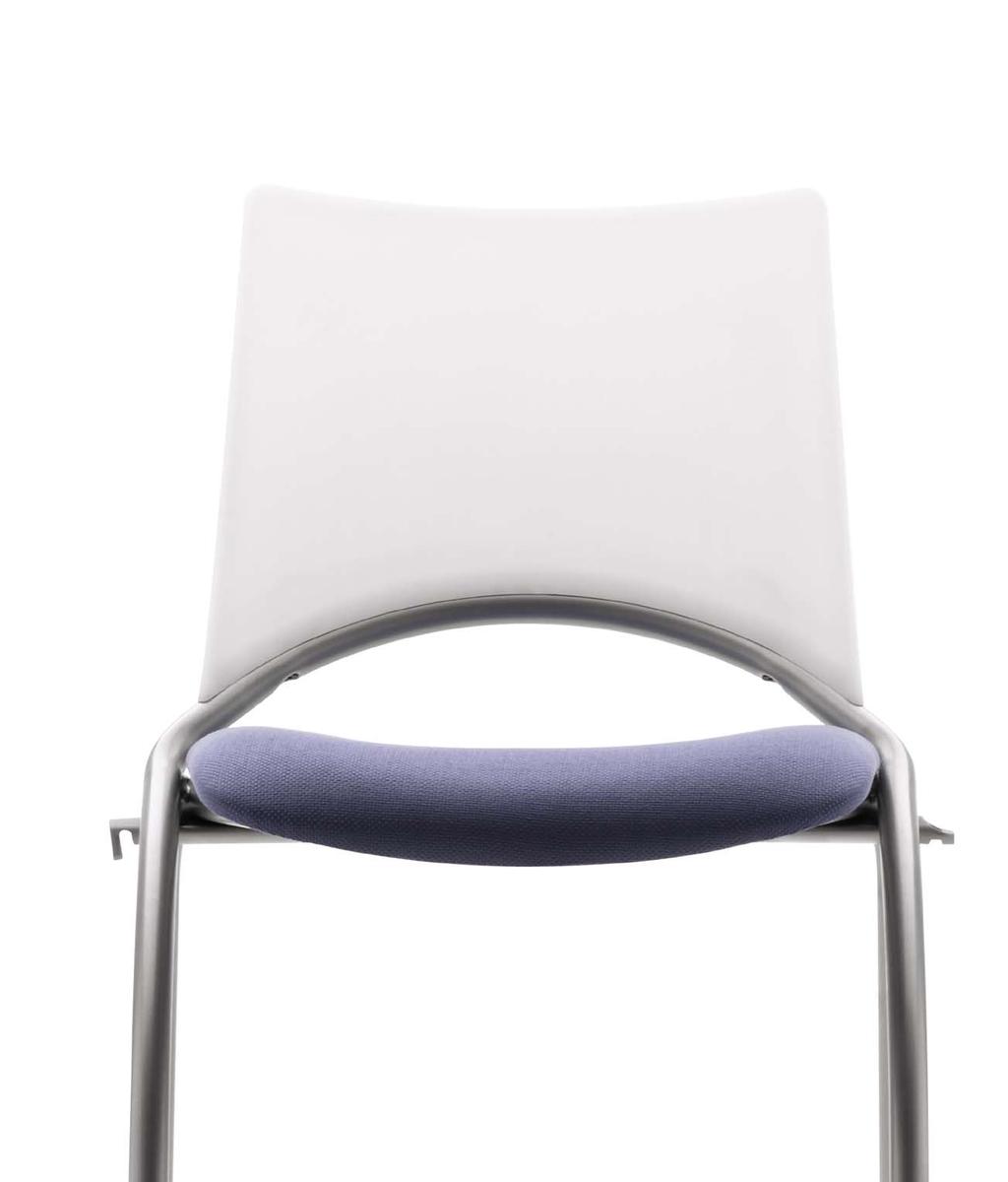 WAP renueva el concepto de la silla polivalente aportando un toque muy actual, lo que se pone de manifiesto en las áreas de trabajo.