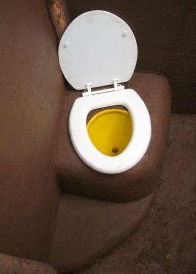 También es posible utilizar un embudo para construir un urinario femenino (Foto Nº 25), sin embargo su
