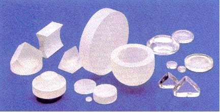 Los vidrios ópticos no solo vienen en forma de bloque, también se los encuentra en forma de piezas prensadas, para cuando se realizan piezas en un gran número, como por ejemplo lentes, o prismas.