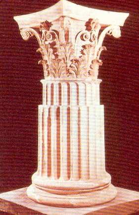 La columna dórica carece de basa, por lo que arranca directamente del nivel superior del suelo del templo (estilobato).