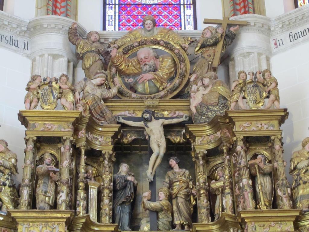 El retablo es obra del escultor palentino Francisco Giralte, discípulo de Alonso de Berruguete.
