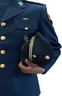 - La gorra de guarnición es empleada por el personal de generales, jefes, oficiales y cadetes con el uniforme de cuatro botones