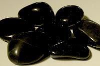 Negro: Los minerales de color negro, correspondientes al chakra de la tierra, nos ayudan a transformar las energías negativas en positivas, estando especialmente indicados para combatir miedos y para