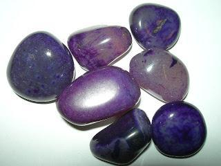 En otras palabras, podríamos decir que las piedras no son más que energía concentrada; ellas actúan a través de sus vibraciones y sus colores.