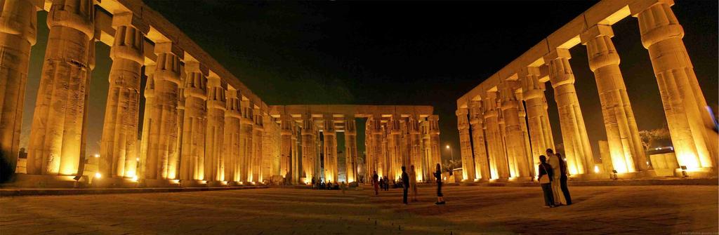 Cruzaremos el Nilo y visitaremos el Templo de Medinat Habu construido por el faraón Ramses III, visita a la ciudad de los obreros llamada Set Maat (El lugar de la