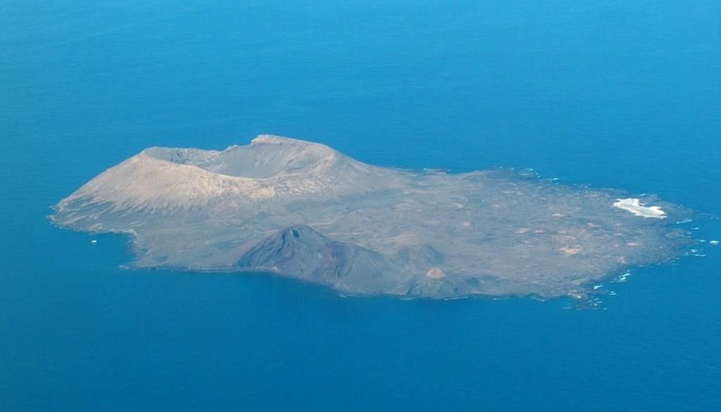 Isla de Alegranza desde el SE. Cráter volcánico.