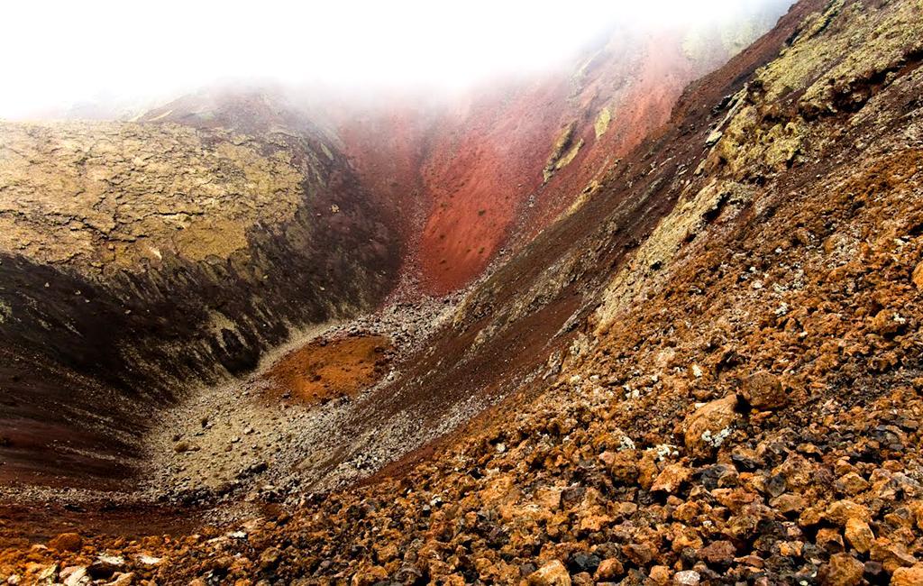 Fondo de cráter reciente en volcán al W de La Vagueta.