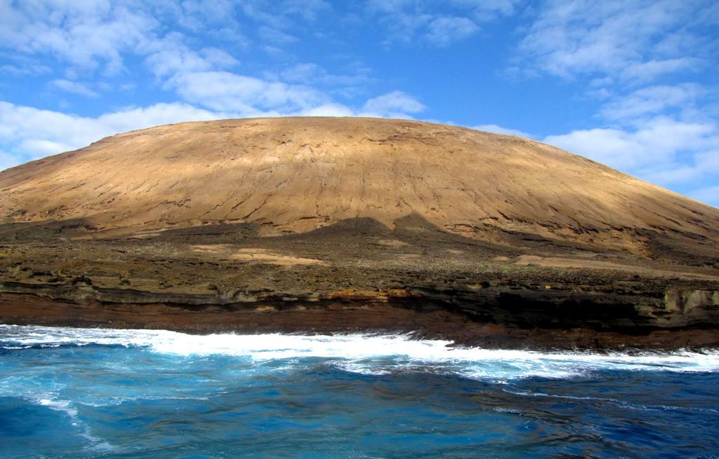 Detalle de anterior: Isla de Alegranza. Detalle del cráter desde el N.