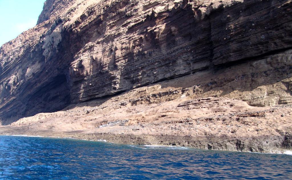 Serie piroclástica del Acantilado en la zona W de la Isla de Alegranza. Canarias.