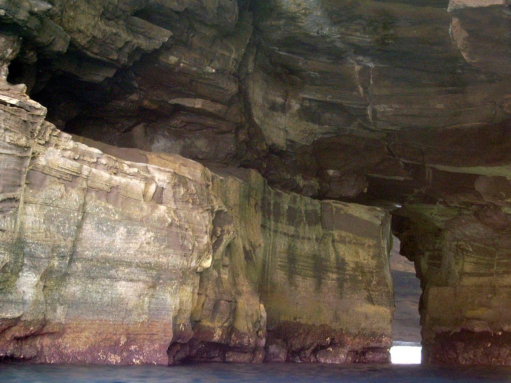 Cuevas y jameos en la costa W de Isla La Alegranza.