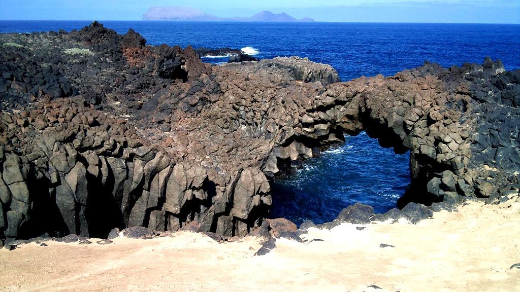 Arco natural en las lavas basálticas al NNE de Isla Graciosa.