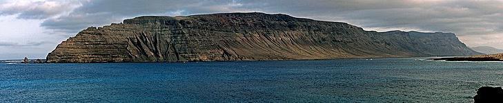 Lanzarote desde el S de Isla La Graciosa, Canarias E. Vulcanismo de edificios antiguos, Mioceno y Plioceno.