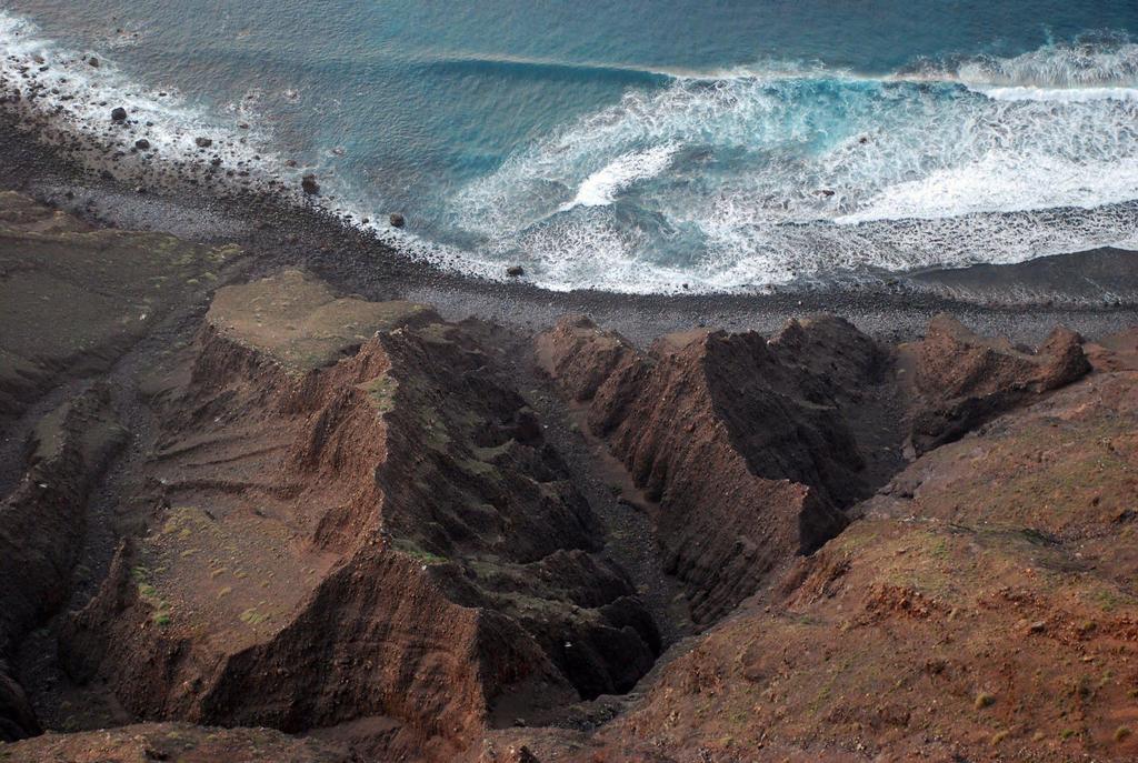 En la costa W de Lanzarote, desde los piroclastos del Risco de Famara.