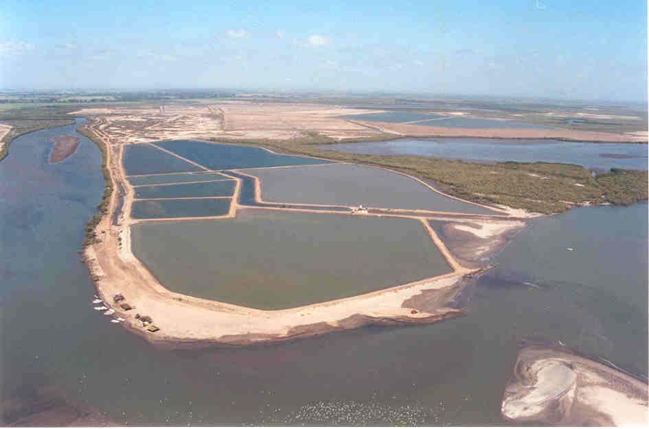Agua Costera y acuacultura El agua costera en Sinaloa se estima en 200,000 has. La parte centro-norte contiene el (90%). Aquí se presenta un buena comunicación entre las lagunas y el mar.