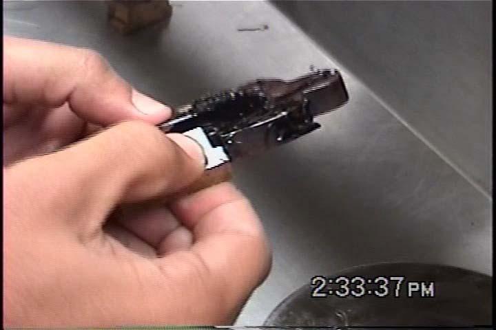 Retire las piezas laterales y fije las mordazas en el equipo de prueba (ductilometro) como