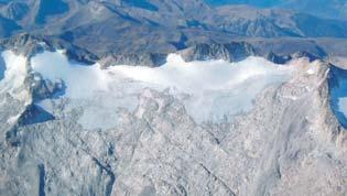 En el glaciar de Aneto estas zonas profundas también se corresponden con los resultados de los estudios geomorfológicos de posibles directrices de fracturación subglaciar, fracturas visibles y