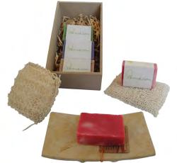 Kit Mamá Es un kit diseñado para el tiempo que Mamá se dedica, disfrutando de un relajante baño acompañado por un jabón de aromas naturales y una esponja