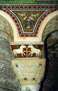 Otra aportación de gran transcendencia fue la decoración de capiteles, de los que hubo varios tipos; así, el de tipo teodosiano es una herencia romana,