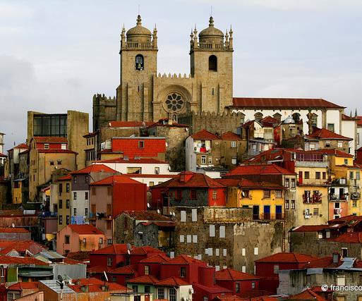 Oporto - 1 día Visita a la encantadora ciudad de Oporto para realizar un tour panorámico y ver la Avenida de los Aliados y la Torre de los