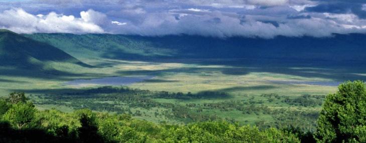 CRATER DEL NGORONGORO El cráter del Ngorongoro es una de las mayores calderas volcánicas del Mundo.