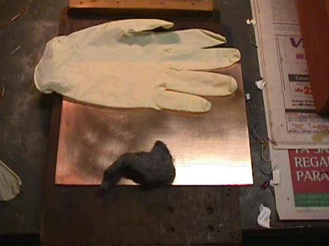 Como se ve en la foto es conveniente utilizar guantes de latex, del tipo utilizado para inspección bucal, para evitar que la grasitud de los dedos tome contacto con el cobre.