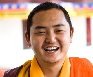 OCT 7 al Su Eminencia 15 /2013 Gyalwa Dokhampa Su Eminencia Gyalwa Dokhampa fue reconocido por Su Santidad el Dalai Lama y entronizado por Su Santidad el Gyalwang Drukpa como la novena reencarnación