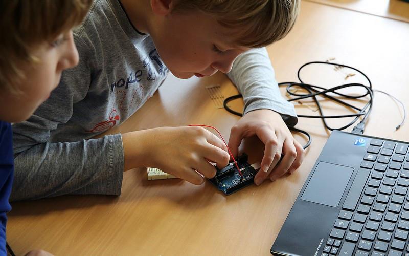 LÍNEA DE PRODUCTOS ROBOMATHS IN-A-BOX (PRIMARIA) EDAD: 7 a 11 AÑOS Los niños aprenden a la vez a programar y a conocer los principios de la robótica, la electrónica y las matemáticas.