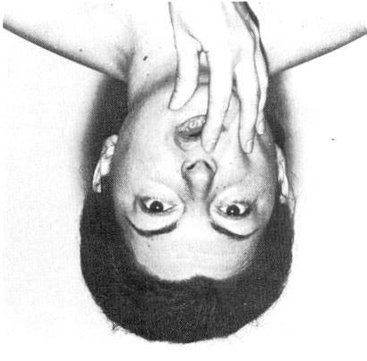 Presión situada por encima del labio superior y dirigida hacia abajo y adentro, hacia el eje medio de la cara.