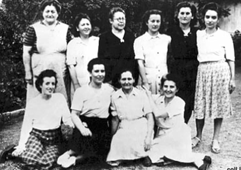 Joaquina Dorado a cuarta de esquerda a dereita na foto de pé, cunhas amigas do cárcere. revolución asturiana de outubro, os seus pais deciden emigrar con toda a familia a Barcelona.