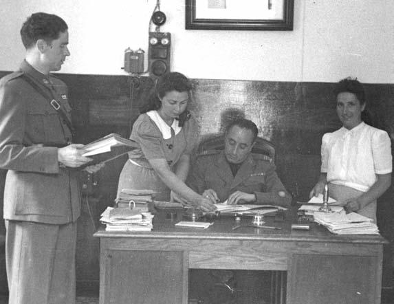 Isabel Ríos a primeira da dereita no despacho do director do cárcere de Saturrarán.