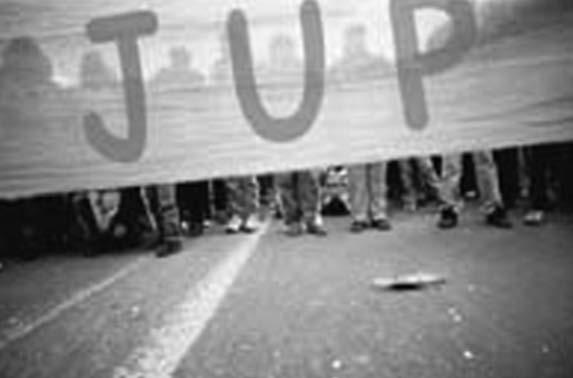Manifestación Universitaria Peronista no ano 1973. vexacións repetíanse varias veces e aplicábanse en forma combinada.