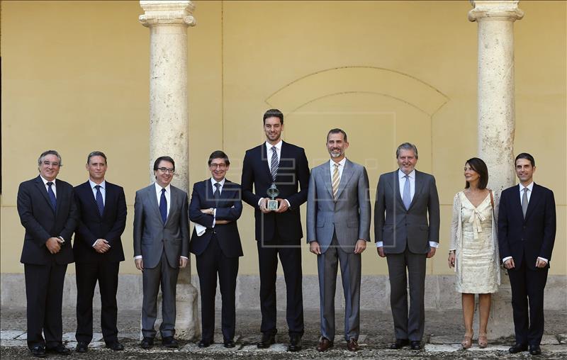 ESPAÑA EEUU El Rey pone a Pau Gasol como "ejemplo" al entregarle el Premio Camino Real EFEAlcalá de Henares (Madrid) 15 jul 2015 El Rey Felipe VI posa junto